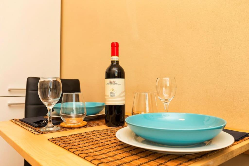 Sunny & Updated Flat With Panoramic City View 50M From M4 Stop Milan Exterior photo